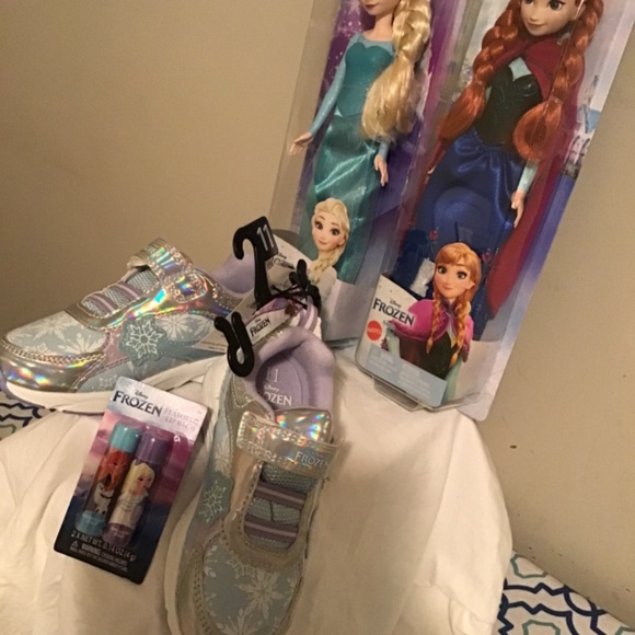 🔥Best offers, Disney’s Frozen, size 11 NWT, includes dolls & Lip balm, see pic. - Picture 6 of 7
